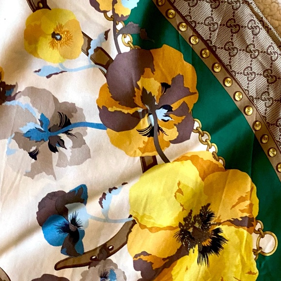 ♥️ Authentic Gucci Silk Scarf – Vibrant Colors & Iconic Logo - Picture 2 of 6